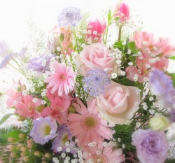 色で選ぶ 花束 アレンジメント バラの産地から全国にお届けのお花屋さん J Aime La Fleur 花や