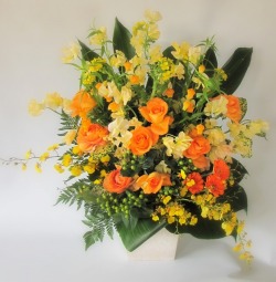 色で選ぶ 花束 アレンジメント 黄色 バラの産地から全国にお届けのお花屋さん J Aime La Fleur 花や